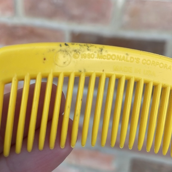 Ronald McDonald yellow mini combs 1980 retro vintage - Picture 3 of 3
